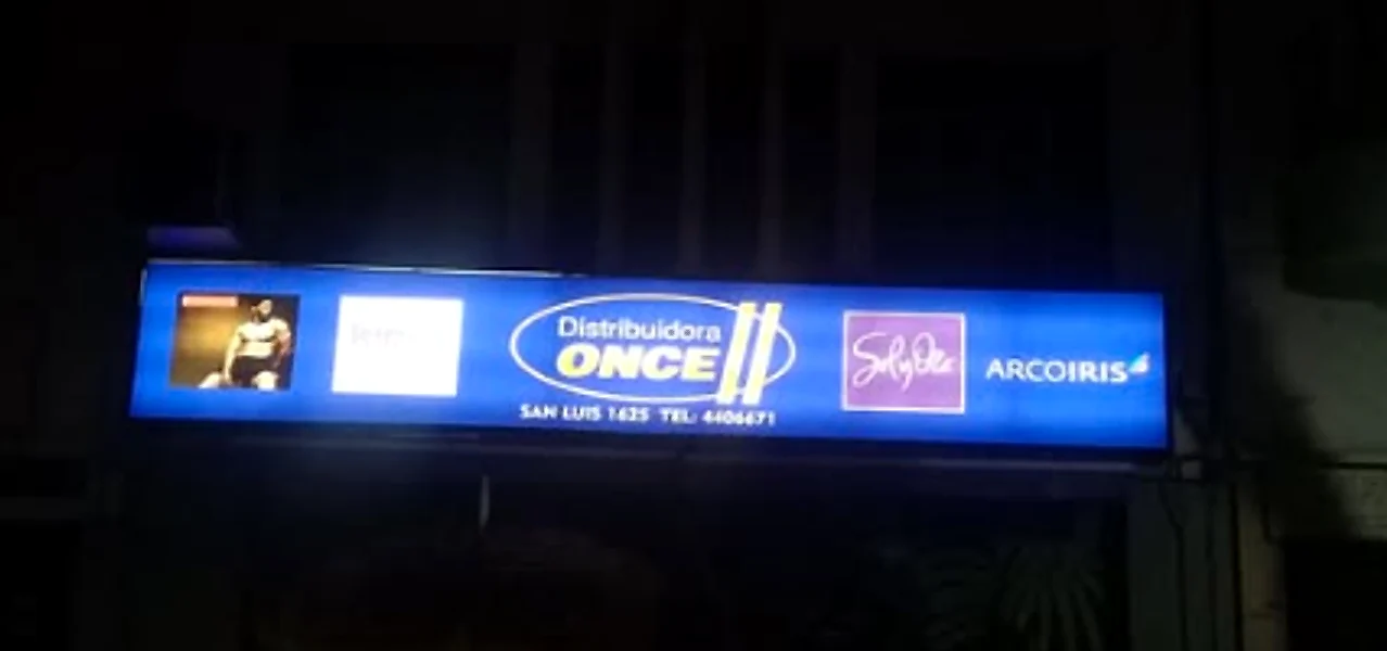 Cartel luminoso de Distribuidora Once encendido de noche