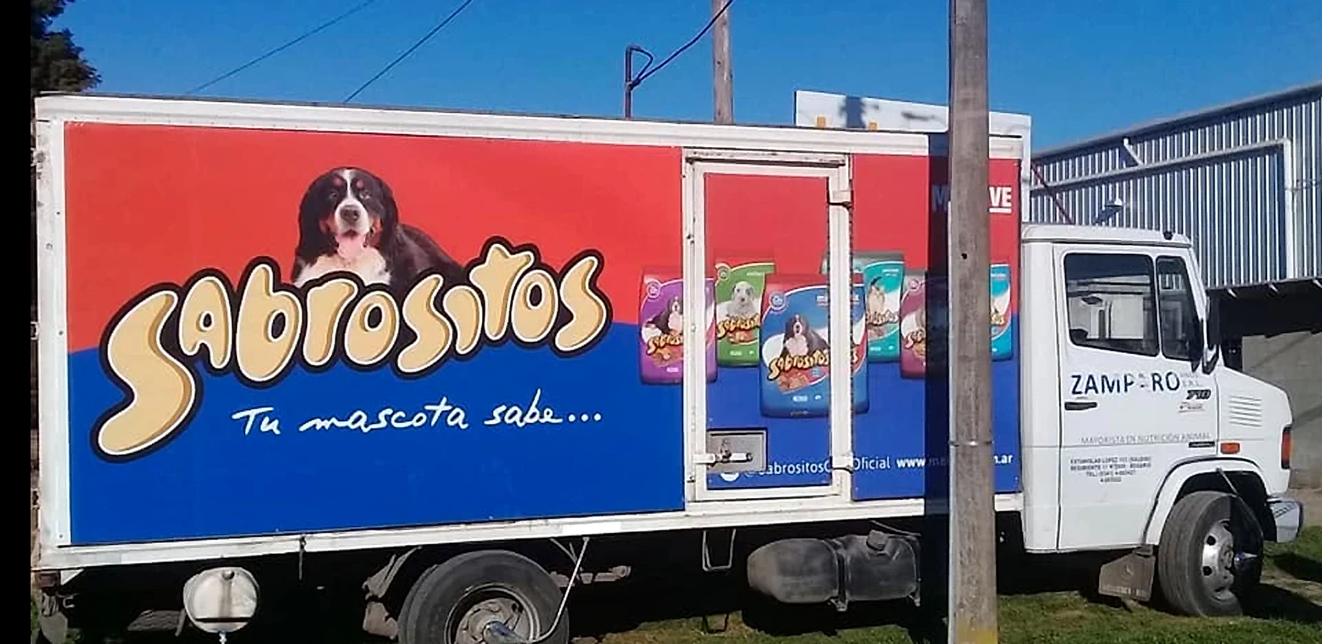 Camión con la caja ploteada con la marca Sabrositos y sus productos